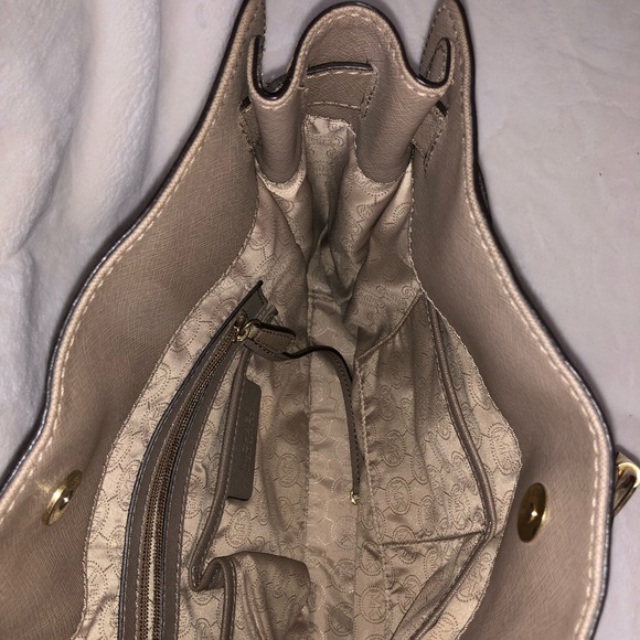 Michael Kors Leather Bag. - Picture 4 of 5